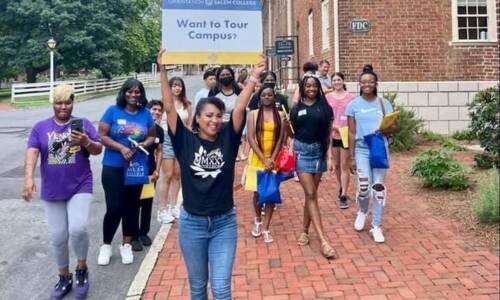 Students walking together during 2022-2023 Salem College Orientation